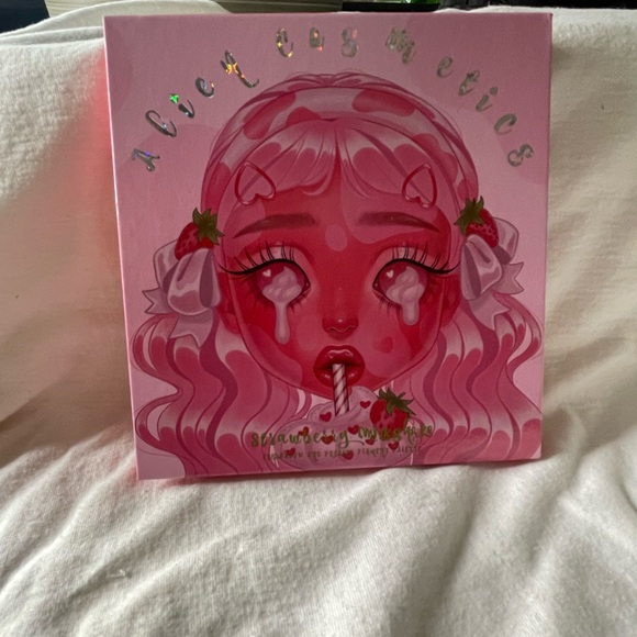 Alien Cosmetics Strawberry Milkshake Eye Palette - Picture 2 of 5